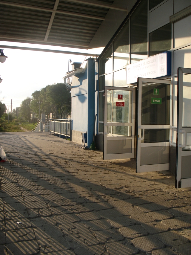 Общий вид дверей посадочного павильона станции Воронок